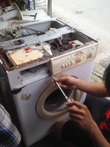 Bạn đang tìm kiếm một dịch vụ sửa máy giặt Electrolux tại Cầu Giấy với hy vọng tìm được địa chỉ uy tín sửa máy giặt giá rẻ.
